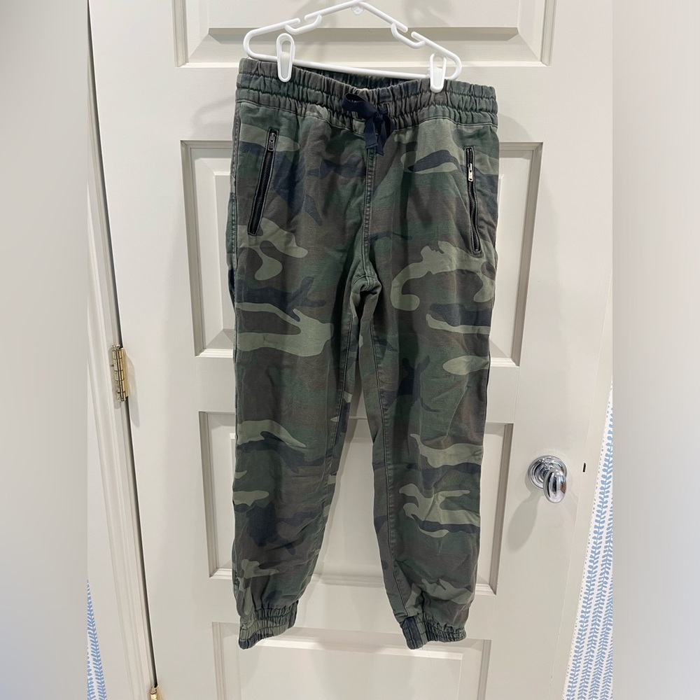 Aritzia / TNA’s camo jogger pants